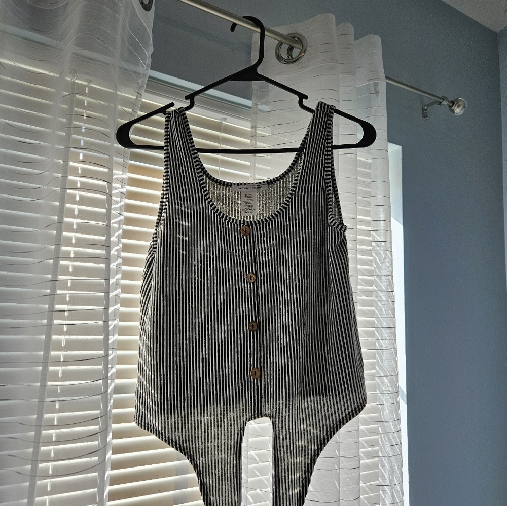 Stripped front tie top
